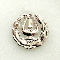 Ylioppilaslyyra rintaneula, hopeaa