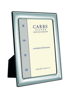 Carrs FR063/W sileä 13x9 hopeinen kuvakehys mahonki taustalla