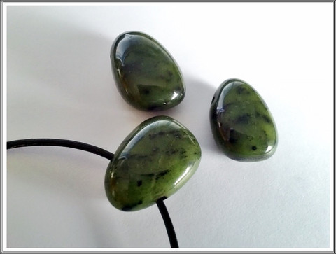 Jade nefriitti riipuskivi, pisara