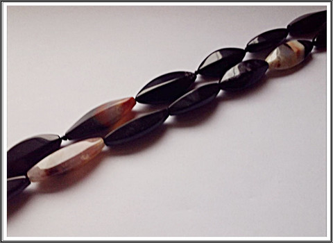 Sardonyx AA, 8 x 26 mm, viistetty markiisi, ½ nauha