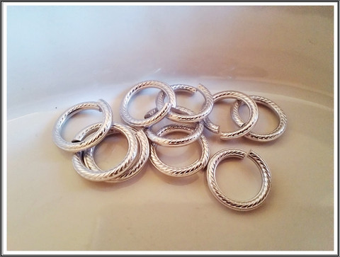 Köysikuvioitu rengas Ø 10 mm, lanka 2 mm, 10 kpl, eri värejä