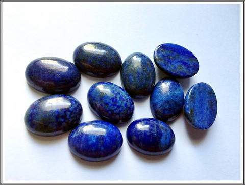 Lapis lazuli 18 x 13 mm ovaali kapussi