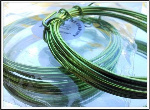 Värillinen alumiinilanka Ø 1,5 mm, 3 metriä, omenanvihreä (Apple green)
