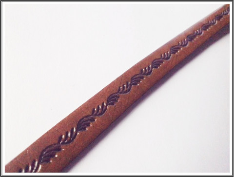 Nahkanauha 10 x 2 mm, kohokuvioitu, köynnös, ruskea