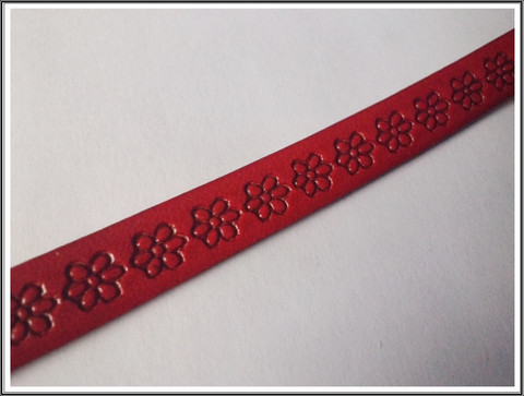 Nahkanauha 10 x 2 mm, kohokuvioitu, kukka, punainen