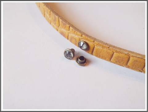 Niitti 6 mm, antiikkipronssin väri, strassikoriste, 10 kpl