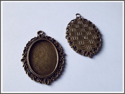 Korupohja 25 x 18 mm, antiikkipronssin värinen riipus