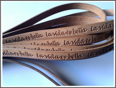 Nahkanauha 10 x 2 mm, luonnonvärinen kaiverretulla tekstillä
