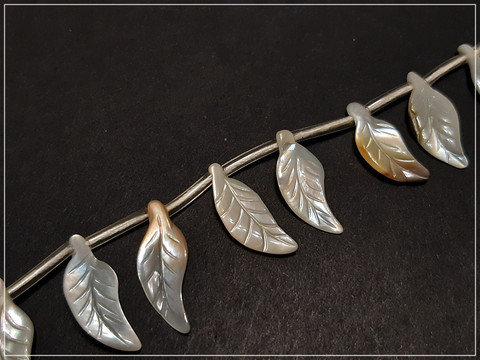 Helmiäinen, kaiverrettu lehtiriipus 20 x 8 mm