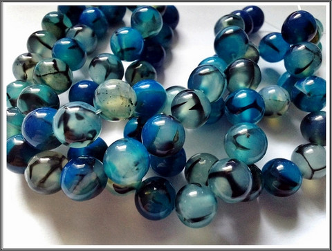 Akaatti Dragon Veins, pyöreä Ø 10 mm, sininen, ½ nauha