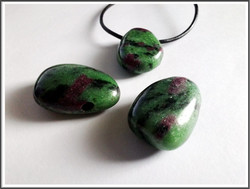 Ruby-Zoisite, riipuskivi, pisara