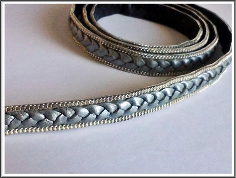 Letitetty nahkanauha 14 x 3 mm ketjukoristein, harmaa/hopea