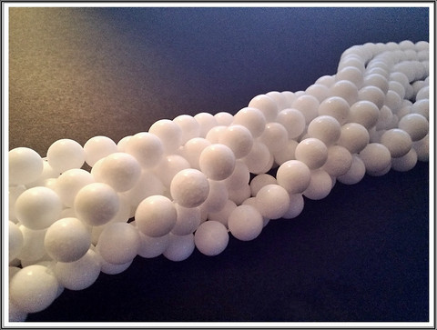 Malesian jade, pyöreä Ø 8 mm, valkoinen, ½ nauha