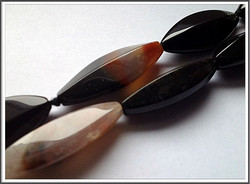 Sardonyx AA, 8 x 26 mm, viistetty markiisi, ½ nauha