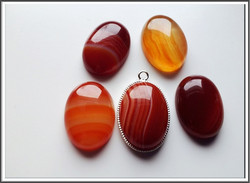 Akaatti, raita, 18 x 13 mm, ovaali, punainen