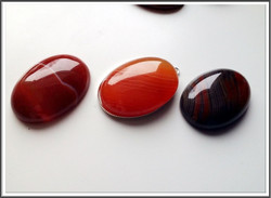 Akaatti, raita, 25 x 18 mm, ovaali, punainen