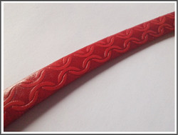 Nahkanauha 10 x 2 mm, kohokuvioitu, ketju, punainen