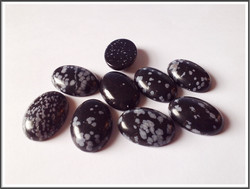 Lumihiutaleobsidiaani, 25 x 18 mm kapussi