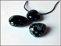 Lumihiutaleobsidiaani riipuskivi, pisara