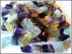 Sateenkaarifluoriitti, 14 mm pullea neliö, ½ nauha