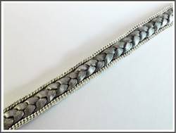 Letitetty nahkanauha 14 x 3 mm ketjukoristein, harmaa/hopea
