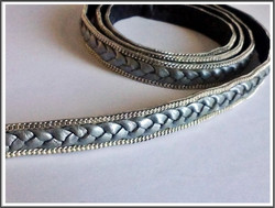 Letitetty nahkanauha 14 x 3 mm ketjukoristein, harmaa/hopea