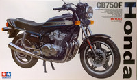 Honda CB750F, 1:6 (pidemmällä toimitusajalla)