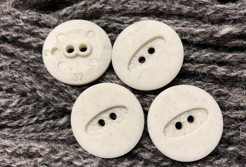 Beige muovinappi