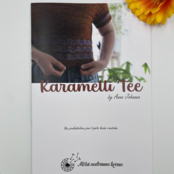 Karamelli Tee neulepaitaohje, printti