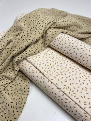 Double gauze/harsokangas, pienet höyhenet, beige (mustat höyhenet)