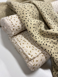 Double gauze/harsokangas, pienet höyhenet, beige (mustat höyhenet)