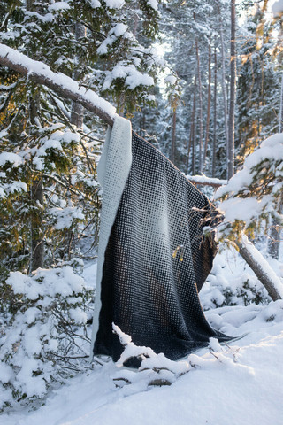 Juhannus-huopa, valko-musta, sisältää suomen lampaan villaa!