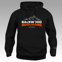 Backwood Hooligans® musta vetoketjuton Latitude huppari (oranssilla logolla)