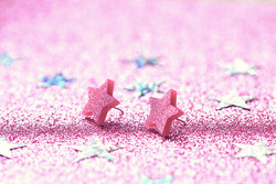Vaaleanpunaiset FHS-glittertähtinappikorvakorut