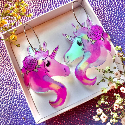 Hologrammiset Fantasy Unicorn -korvakorut renkailla