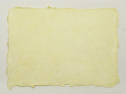 A4 vaaleankeltainen YL4, revitty reuna