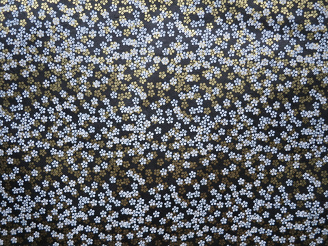 50 x 75 cm musta valko-kulta-pikkukukkapainatus