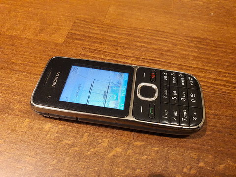 Puhelin (Nokia C2)