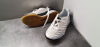 Sisäpelikengät, koko 35 (Umbro)