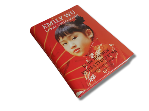 Kirja (Emily Wu, Larry Engelmann - Kuin höyhen myrskytuulessa - Kiinalaistytön tarina)
