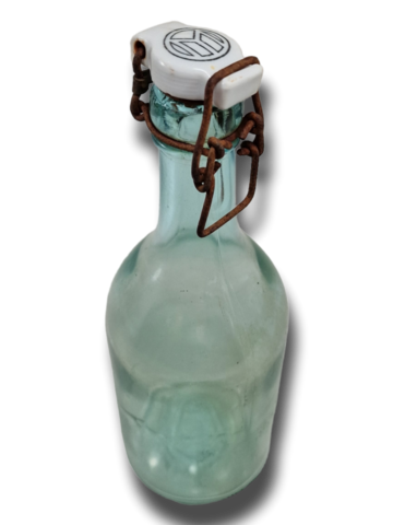 Vanha pullo keraamisella korkilla (400 K)
