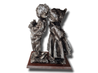 Tyttö ja poika -patsas (korkeus n 30 cm)