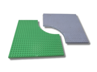 Kaksi Lego rakennuslevyä (19 x 19cm)