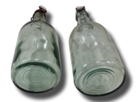 Kaksi vanhaa pulloa (posliininen patenttikorkki)