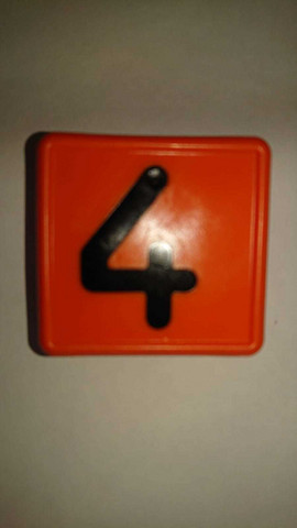 Numerolaatta kaulapantaan - numero 4 (10kpl)