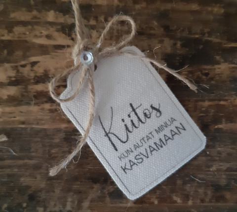 Kiitos kun autat minua kasvamaan -etiketti