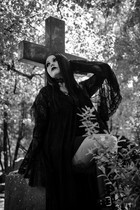 HAUTAUSMAAN VARJOISSA SOI HILJAINEN SÄVELMÄ...