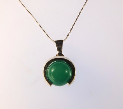 Vintage silver pendant with green agate
