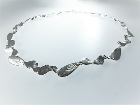 Upea hopeinen collier