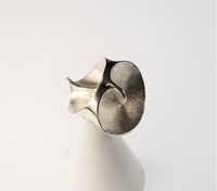 Hopeinen vintagesormus Moon Wind